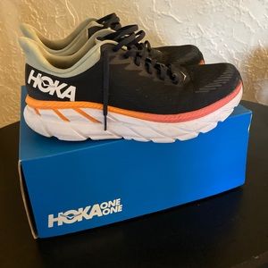 Hoka One One. Clifton 7, women’s. Wide. Size 10 D.